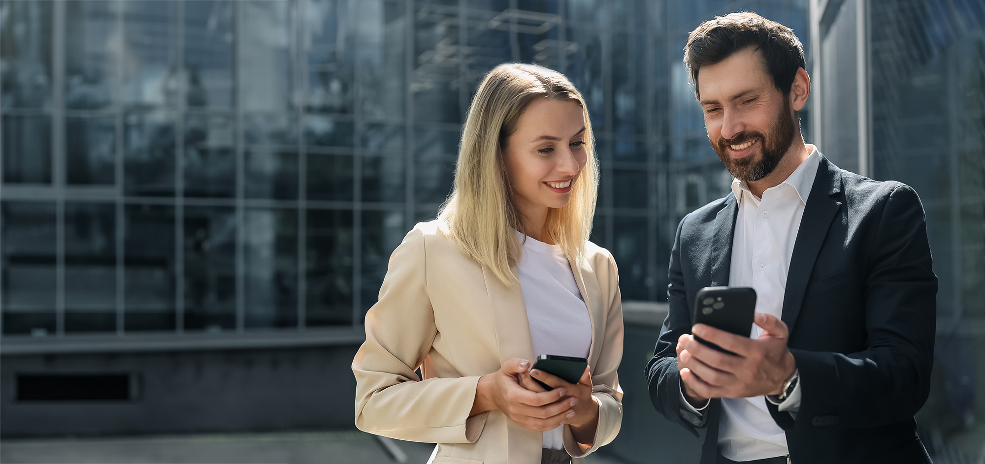 Person, die einer anderen etwas erklärt